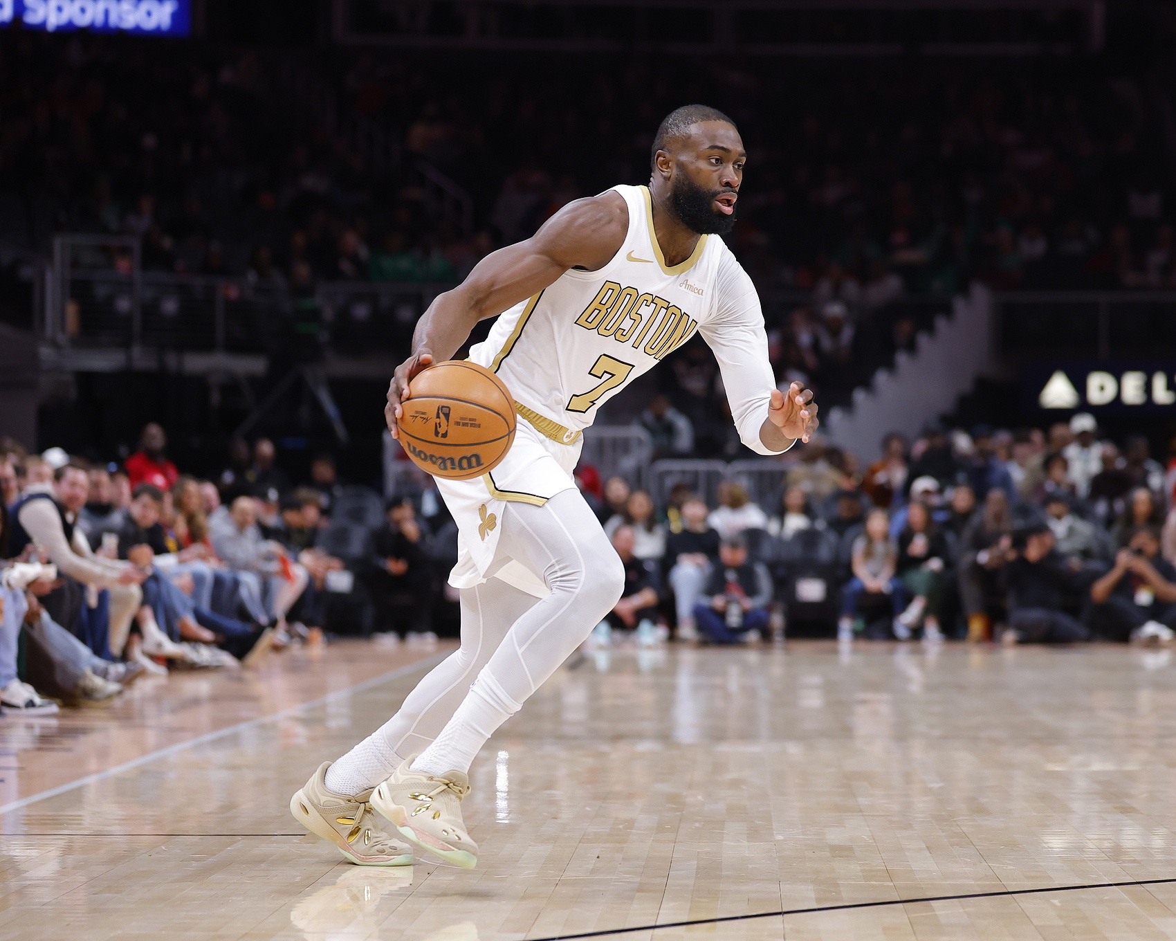 V体育网页版-稳定全面！杰伦·布朗22中11拿下30分10板5助3断