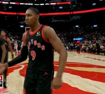 V体育官网下载地址-大举反击！巴雷特三分命中 猛龙轰出13-2反超太阳